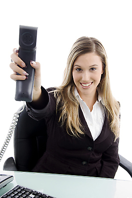 포토 JPG 해외이미지 백인 직업 응시 옷 여자 행복 포즈 컨셉 사업가 통신 실내 한명 앉기 정장 20대 성인 세로 스마트폰 금발 흰색 잡기 비즈니스우먼 수화기 철사 보여주기 경영 고립 해외202004 해외포토 서양인 1 헤어스타일 시선 감정 컬러 비즈니스 모션 사람 청년 내부 핸드폰 스마트기기 직장인 전화기 파일형식 이미지허브