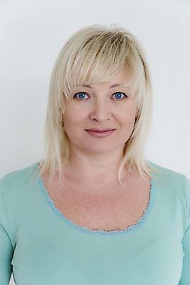 포토 JPG 해외이미지 백인 모델 1 라이프스타일 여자 유럽 한명 사람 성인 세로 파란색 금발 흰색 중앙 해외202004 해외포토 서양인 헤어스타일 나라 컬러 생활 파일형식 이미지허브