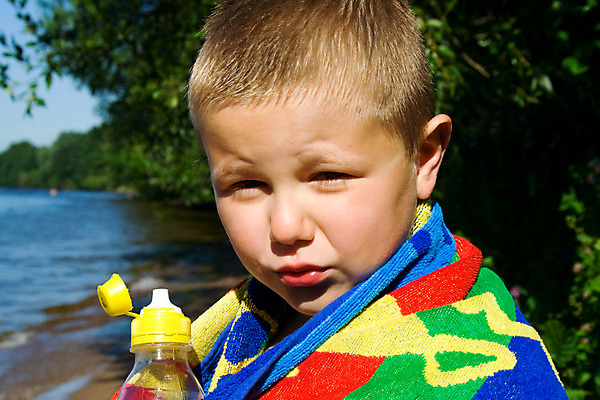 포토 JPG 해외이미지 어린이 스포츠 포즈 장난 놀이 휴가 건강 한명 소년 청년 물 파란색 수건 운동 수영 젖음 흐름 신선 시원함 피부 휴양지 수영선수 해외202004 해외포토 자연요소 1 남자 컬러 컨셉 운동선수 사람 성인 신체부위 위생용품 장소 수상스포츠 파일형식 이미지허브