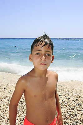 포토 JPG 해외이미지 백인 라이프스타일 응시 계절 공원 행복 아들 얼굴 어린이 모래 바다 여행 백그라운드 가족 놀이 휴가 따뜻함 한명 사람 소년 야외 초록색 물 여행객 기쁨 젖음 흰색 표현 닫기 해외202004 해외포토 자연요소 서양인 1 시선 공공시설 남자 감정 컬러 관계 모션 생활 신체부위 파일형식 이미지허브