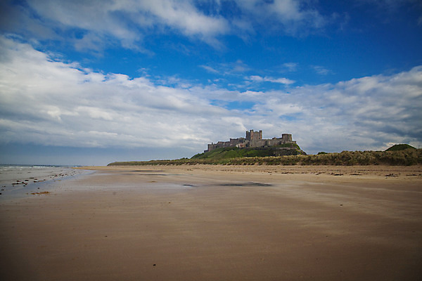 포토 JPG 해외이미지 구름 모래 바다 여행 건축양식 하늘 휴가 영국 잉글랜드 풍경 사람없음 건물 물 파란색 일출 새벽 역사 북쪽 옛날 해외202004 해외포토 자연요소 건축물 건축 유럽 컬러 노을 방향 파일형식 이미지허브