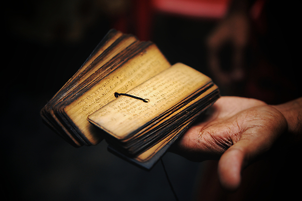 포토 JPG 해외이미지 아이콘 전통 손 종교 종이 문화 선 잎 패턴 불교 캘리그라피 텍스트 손바닥 한명 동양인 목재 에너지 기도 사찰 행운 역사 재산 두루마리 승려 인도인 편지 명상 신성 네팔 수도원 동쪽 대본 사당 숭배 신앙심 옛날 히말라야 힌두교 해외202004 해외포토 외국인 나무 식물 1 아시아 컨셉 무늬 재료 종교건축 사람 인종 신체부위 금융 성직자 방향 파일형식 산맥 이미지허브