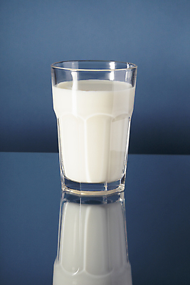 포토 JPG 해외이미지 음료 유리 사람없음 파란색 반사 우유 추위 오브젝트 해외202004 해외포토 컬러 재질 유제품 파일형식 이미지허브