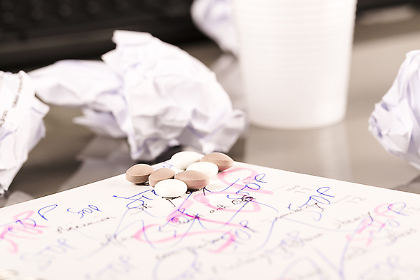 포토 JPG 해외이미지 라이프스타일 디자인 교육 종이 백그라운드 컨셉 비즈니스 통신 탁자 스트레스 직장 건강 피곤 사람없음 치료 컵 노트북 사무실 알약 연필 우주 공백 흰색 키보드 업무 작업 작업실 정상 스마트 책상 오브젝트 문서 바쁨 구김 그만 마약 우울증 힙스터 해외202004 해외포토 식기 패션 컬러 가구 회사 의학 모션 학용품 생활 전자제품 필기구 약 질병 파일형식 이미지허브