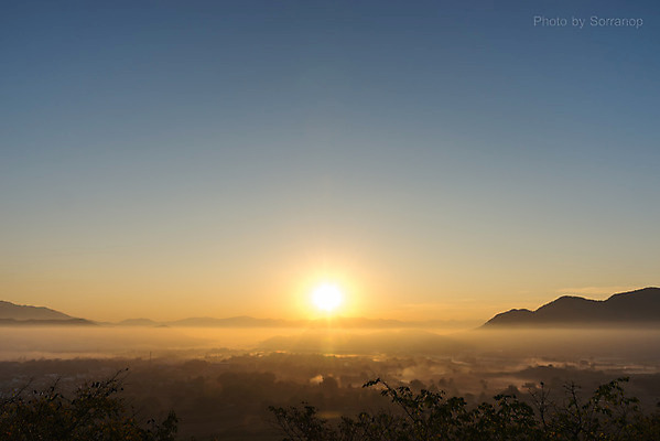 포토 JPG 해외이미지 구름 여행 자연 하늘 아침 산 풍경 사람없음 야외 초록색 여름 일출 환경 계곡 새벽 안개 언덕 내추럴 절정 해외202004 해외포토 주간 자연요소 계절 컬러 날씨 노을 생태계 파일형식 이미지허브