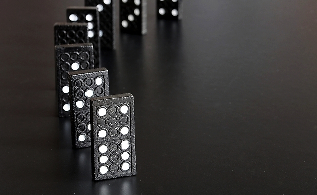 포토 JPG 해외이미지 조각 컨셉 비즈니스 놀이 사람없음 금융 경제 장난감 우주 검은색 어둠 블록 가을 게임 떨어짐 계획 위험 도미노 반응 위기 줄서기 카피스페이스 시리즈 해외202004 해외포토 계절 컬러 모션 공백 파일형식 이미지허브