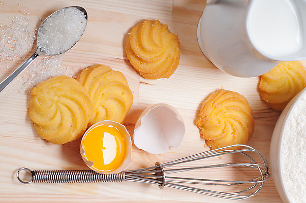 포토 JPG 해외이미지 그릇 주전자 사람없음 쿠키 계란 숟가락 우유 설탕 준비 밀가루 제빵 거품기 나무배경 해외202004 해외포토 식기 백그라운드 주방용품 디저트 유제품 수저 제과제빵 알 가루 파일형식 이미지허브