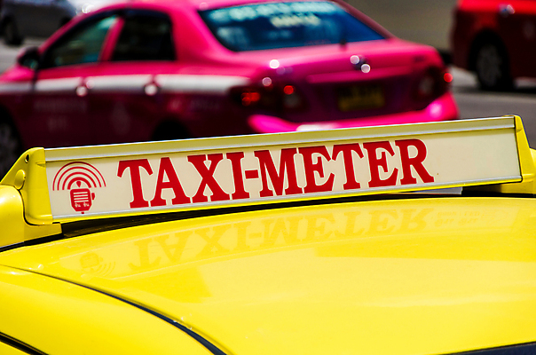 포토 JPG 해외이미지 직업 도로 길 여행 비즈니스 부분 교통시설 자동차 지붕 거리 서기 사람 사람없음 야외 컬러풀 반사 노란색 활발 장비 도시 기다림 선택 역 야간 고객 심볼 서비스 사인 방콕 택시 네온 부드러움 승객 타운 대도시 계량기 해외202004 해외포토 자연요소 육상교통 컬러 교통 컨셉 모션 승용차 태국 감각 시설 파일형식 이미지허브