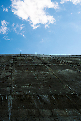 포토 JPG 해외이미지 구름 산업 벽 백그라운드 하늘 표면 날씨 돌담 사람없음 야외 건물 파란색 줄무늬 블록 회색 바위 흰색 도시 얼룩 거친 질감 시멘트 뼈대 석고 옛날 콘크리트 해외202004 해외포토 자연요소 건축물 컬러 무늬 담장 돌_바위 파일형식 이미지허브