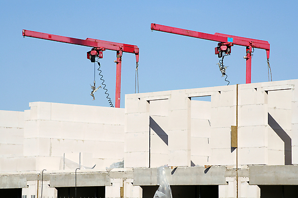 포토 JPG 해외이미지 벽 건축양식 하늘 벽돌 아파트 주택 사람없음 야외 건물 빨간색 맑음 건설현장 흰색 땅 기중기 콘크리트 해외202004 해외포토 건축물 건축 컬러 날씨 건설업 중장비 파일형식 이미지허브