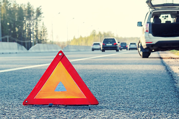 포토 JPG 해외이미지 주간 도로 자동차 사람없음 야외 삼각형 위험 비상등 해외202004 해외포토 자연요소 도형 길 육상교통 컨셉 교통시설 파일형식 이미지허브