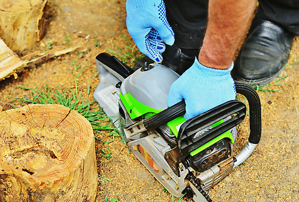 포토 JPG 해외이미지 나무 직업 손 산업 포즈 자연 노동자 수염 사람 성인 사람없음 야외 목재 빛 갈색 힘 기계 일몰 장비 공구 소나무 업무 칼날 숲 헬멧 장작 자르기 통나무 먼지 도끼 잡동사니 벌목 솜씨 수목 재주꾼 전기톱 톱밥 해외202004 해외포토 식물 컬러 재료 모션 신체부위 노을 도구 작업 보호장비 가루 생태계 톱 파일형식 이미지허브