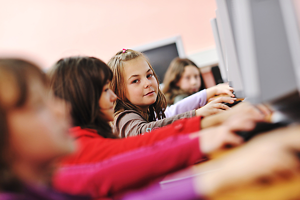 포토 JPG 해외이미지 여자 교육 남자 행복 어린이 의자 교실 학교 수업 함께함 한명 사람 앉기 소년 친구 스터디 컴퓨터 교사 가르침 그룹 책상 어린이만 해외202004 해외포토 직업 1 감정 가구 컨셉 관계 모션 전자제품 학습 파일형식 이미지허브