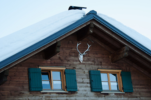 포토 JPG 해외이미지 나무 전통 겨울 자연 휴가 스키 산 주택 요정 풍경 사람없음 건물 목재 마을 계곡 맑음 화목 신선 오스트리아 정상 오두막 시골집 휴양지 알프스 상록수 전나무 깊이 샬레 절정 눈내림 가문비나무 해외202004 해외포토 식물 건축물 계절 유럽 컨셉 재료 날씨 겨울스포츠 눈_날씨 실험기구 장소 생태계 파일형식 이미지허브