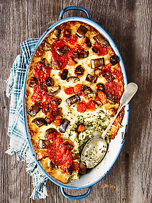 포토 JPG 해외이미지 다이어트 토마토 채소 가지 치즈 건강 사람없음 세로 이탈리아 시골 굽기 섬유 시금치 채식주의자 해외202004 해외포토 유럽 유제품 직물 구이 채식 파일형식 이미지허브