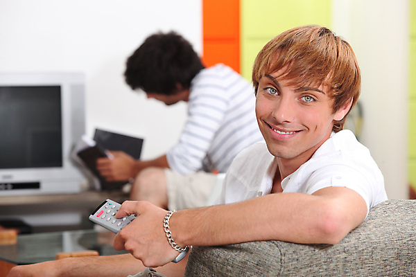 포토 JPG 해외이미지 백인 행복 백그라운드 티셔츠 학교 팔찌 휴가 주택 실내 미소 앉기 풍경 세명 청춘 소파 텔레비전 우정 회색 흰색 잡기 휴게실 선택 검은머리 은색 필름 영화 준비 주말 멀리 DVD 제어 해외202004 해외포토 서양인 헤어스타일 교육 감정 컬러 컨셉 셔츠 의자 장신구 모션 문화예술 표정 사람 내부 건물 친구 전자제품 파일형식 이미지허브