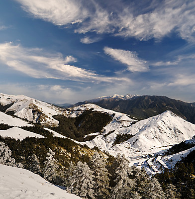 포토 JPG 해외이미지 나무 식물 구름 아시아 여행 겨울 자연 하늘 산 동양인 풍경 사람없음 야외 초록색 파란색 여행객 평화 환경 골짜기 계곡 화목 고요 바위 흰색 신선 정상 숲 대만 언덕 정사각형 장면 내추럴 웅장함 절정 해외202004 해외포토 자연요소 도형 계절 나라 컬러 컨셉 사람 인종 돌_바위 생태계 파일형식 이미지허브
