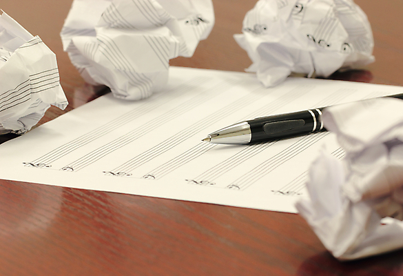 포토 JPG 해외이미지 선 음악 음표 노래 창조 사람없음 연필 쪽지 공백 기록 주름 좌절 책상 직원 점수 구김 구성 뮤지컬 베이스 작곡가 해외202004 해외포토 기호 감정 가구 컨셉 모션 현악기 문화예술 학용품 필기구 음악가 파일형식 이미지허브