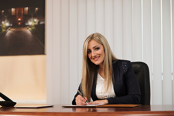 포토 JPG 해외이미지 백인 직업 1 손 여자 남자 종이 생각 비즈니스 CEO 사업가 탁자 성공 한명 서기 사람 앉기 성인 사무실 펜 꿈 흰색 비즈니스우먼 자신감 경영자 문서 경영 배려 심각 치프 해외202004 해외포토 서양인 감정 컬러 가구 컨셉 모션 신체부위 필기구 직장인 리더 파일형식 이미지허브