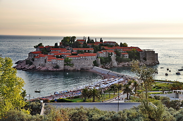 포토 JPG 해외이미지 유럽 바다 섬 여행 건축양식 자연 하늘 호텔 지붕 휴가 휴식 풍경 사람없음 물 여름 파란색 햇빛 마을 일몰 만 고급 지중해 휴양지 타운 몬테네그로 파라다이스 해외202004 해외포토 자연요소 계절 건축 나라 컬러 컨셉 숙소 태양 노을 장소 도시 생태계 파일형식 이미지허브
