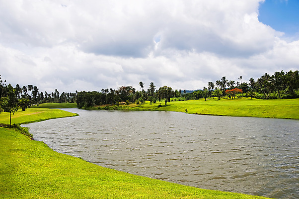 포토 JPG 해외이미지 나무 호수 백그라운드 골프 골프장 산 사람없음 야외 가로 초록색 컬러풀 산악지대 해외202004 해외포토 식물 컬러 스포츠시설 구기 파일형식 이미지허브