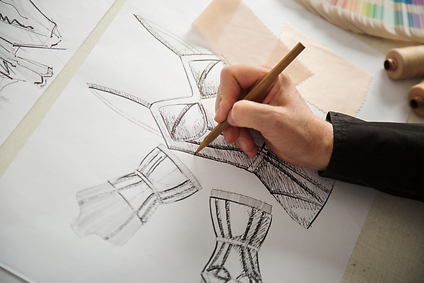 포토 JPG 해외이미지 종이 실내 신체부위 연필 작업 디자이너 스케치 집중 장인 의상디자인 해외202004 해외포토 직업 디자인 컨셉 학용품 미술 사람 내부 필기구 파일형식 이미지허브