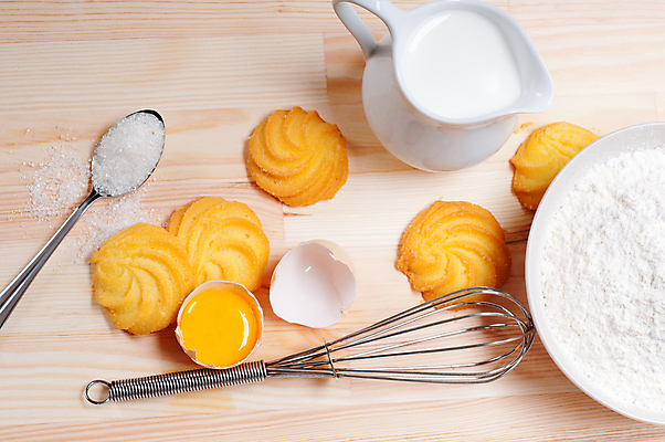 포토 JPG 해외이미지 그릇 주전자 사람없음 쿠키 계란 숟가락 우유 설탕 준비 밀가루 제빵 거품기 나무배경 해외202004 해외포토 식기 백그라운드 주방용품 디저트 유제품 수저 제과제빵 알 가루 파일형식 이미지허브