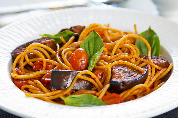 포토 JPG 해외이미지 음식 다이어트 토마토 채소 가지 파스타 건강 스파게티 요리 사람없음 빨간색 초록색 식사 저녁식사 이탈리아 튀김 지중해 국수 올리브 바질 점심식사 입가심 짠맛 채식주의자 해외202004 해외포토 열매 유럽 바다 컬러 서양음식 면류 맛 채식 파일형식 이미지허브