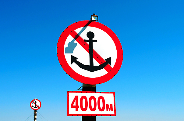 포토 JPG 해외이미지 바다 백그라운드 하늘 그림자 사람없음 빨간색 파란색 빛 금지 흰색 등불 기둥 신호 선원 닻 서명 해외202004 해외포토 건축 컬러 조명 파일형식 이미지허브