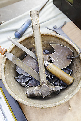 포토 JPG 해외이미지 직업 손 조각 백그라운드 표면 노동자 주택 미술 사람 사람없음 목재 장비 바위 도구 공구 업무 작업 작업실 망치 공예 부식 질감 예술가 석공 석회암 업그레이드 옛날 조각가 채석 커터 화강암 해외202004 해외포토 나무 재료 문화예술 취미 건물 신체부위 암석 돌_바위 파일형식 이미지허브