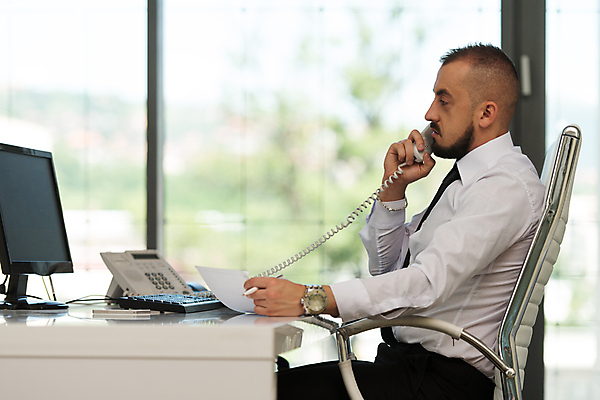 포토 JPG 해외이미지 백인 직업 응시 남자 인터넷 비즈니스 CEO 텍스트 성공 노동자 세포 실내 한명 사람 앉기 정장 성인 스마트폰 컴퓨터 사무실 업무 비즈니스맨 자신감 종업원 전화기 경영자 옷입기 온라인 주인 변호사 경영 유일 표현성 해외202004 해외포토 서양인 1 시선 옷 감정 컨셉 모션 내부 전자제품 핸드폰 스마트기기 작업 직장인 리더 파일형식 이미지허브