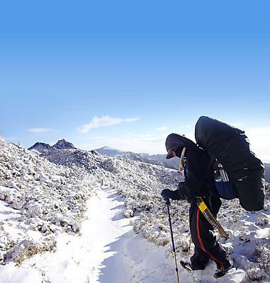 포토 JPG 해외이미지 주간 전신 구름 겨울 산 한명 풍경 성인 야외 옆모습 걷기 산책 등산 트래킹 하이킹 추위 잡기 정상 오르기 등반장비 등산스틱 백패커 산악가 하이커 성인한명만 설산 해외202004 해외포토 자연요소 1 계절 뷰포인트 여행 모션 레저 휴식 사람 등산용품 성인만 파일형식 이미지허브