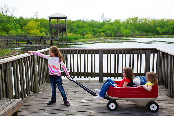 포토 JPG 해외이미지 백인 응시 공원 여자 행복 호수 여유 어린이 여행 백그라운드 학교 가족 자연 놀이 휴가 함께함 사람 앉기 풍경 소녀 야외 세명 물 여름 친구 카트 봄 가리킴 표현 운반 그룹 작음 버리기 자매 마차 유모차 석호 철책 해외202004 해외포토 자연요소 서양인 시선 계절 공공시설 교육 감정 교통수단 컨셉 관계 모션 손짓 아기용품 크기 생태계 파일형식 이미지허브