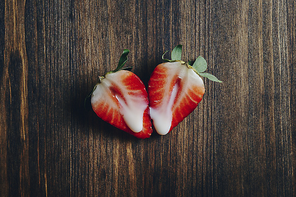 포토 JPG 해외이미지 백그라운드 딸기 단면 사람없음 신선 달콤 카피스페이스 나무배경 해외202004 연유 해외포토 과일 식재료 공백 맛 파일형식 이미지허브