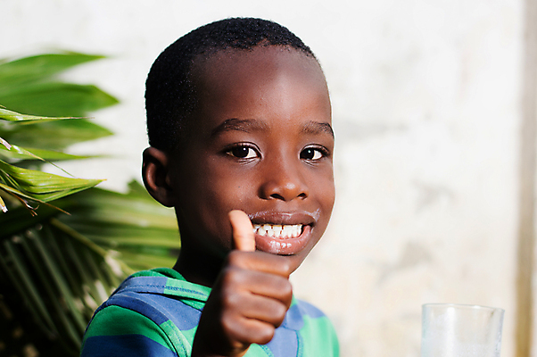 포토 JPG 해외이미지 남자 음료 어린이 음식 유리 한명 사람 소년 초록색 식사 우유 흰색 신선 사인 해외202004 해외포토 1 컬러 재질 유제품 파일형식 이미지허브