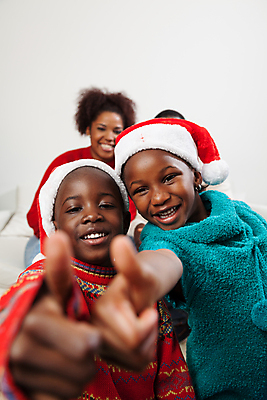 포토 JPG 해외이미지 모델 응시 행복 어린이 크리스마스 가족 엄마 주택 함께함 선물 사랑 미소 사람 이벤트 세로 세명 상자 카메라 검은색 축하 재산 리빙 옛날 해외202004 해외포토 시선 기념일 감정 컬러 컨셉 관계 표정 건물 금융 전자제품 파일형식 이미지허브