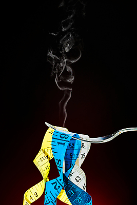 포토 JPG 해외이미지 라이프스타일 음식 백그라운드 포크 컨셉 다이어트 재료 건조 파스타 건강 스파게티 요리 사람없음 빛 주방 식사 저녁식사 이탈리아 쌍 닫기 맛 몸무게 밀 먹기 비만 날씬함 묘사 측정 국수 질감 날것 점심식사 돌봄 얇은 적자 탄수화물 탈리아텔레 해외202004 해외포토 식기 유럽 모션 곡류 서양음식 생활 면류 몸매 파스타면 파일형식 이미지허브