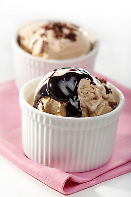 포토 JPG 해외이미지 음식 분홍색 재료 부분 공 아이스크림 디저트 사람없음 초콜릿 냉동 얼음 우유 추위 흰색 직물 신선 달콤 크림 국자 질감 서빙 시럽 바닐라 캐러멜 해외202004 해외포토 자연요소 컬러 주방용품 유제품 맛 파일형식 이미지허브