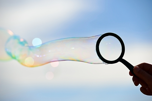 포토 JPG 해외이미지 손 무지개 놀이 하늘 바람 전등 사람없음 물 빛 장난감 태양 반사 거품 비누 파열 타격 해외202004 해외포토 자연요소 모션 날씨 조명 신체부위 위생용품 파일형식 이미지허브