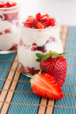 포토 JPG 해외이미지 딸기 단면 유리병 디저트 실내 사람없음 흰배경 요거트 나무발 해외202004 해외포토 음식 백그라운드 과일 병_용기 유제품 내부 흰색 파일형식 이미지허브