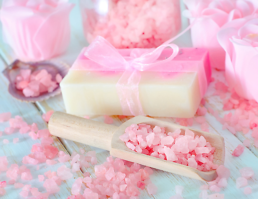 포토 JPG 해외이미지 리본 분홍색 사람없음 장미 숟가락 스파 조개껍데기 아로마 스파용품 비누 아로마테라피 스쿱 입욕소금 해외202004 해외포토 꽃 컬러 조개 수저 위생용품 미용용품 오브젝트 소금 테라피 파일형식 이미지허브