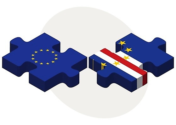 EPS 해외이미지 유럽 조각 컨셉 일러스트 비즈니스 관계 협력 함께함 사람 그래픽 3D 깃발 퍼즐 연결 결합 접속 망토 오브젝트 흰배경 나눔 해결 고립 베르데 유럽연합 전국 정부 정치 통일 해외202004 해외일러스트 나라 백그라운드 흰색 디지털합성 파일형식 벡터 이미지허브