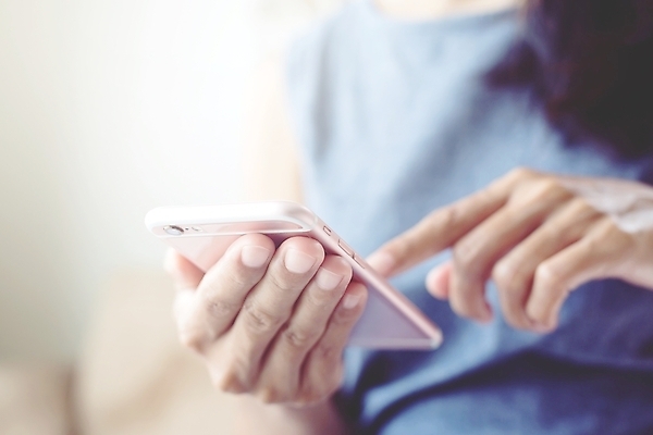 포토 JPG 해외이미지 라이프스타일 손 여자 분홍색 백그라운드 인터넷 비즈니스 통신 손가락 모바일 주택 세포 사람 사람없음 10대 파란색 스마트폰 핸드폰 우주 디지털 스크린 미국 터치 청바지 잡기 메시지 연결 무선전화기 전화기 스마트 문자메시지 소셜 파스텔톤 힙스터 셀룰러 해외202004 해외포토 패션 컬러 컨셉 북아메리카 바지 모션 청소년 건물 생활 신체부위 전자제품 스마트기기 파일형식 이미지허브