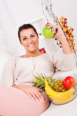 포토 JPG 해외이미지 여자 행복 거실 다이어트 과일 청소년 휴식 바나나 실내 건강 한명 사람 앉기 세로 인테리어 신선 사과 먹기 파인애플 상쾌 유기농 건강식 단절 해외202004 해외포토 1 웰빙 디자인 감정 음식 컨셉 모션 내부 열대과일 파일형식 이미지허브