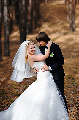 포토 JPG 해외이미지 나무 커플 응시 드레스 공원 남자 행복 결혼 잎 2 자연 결혼식 남편 친절 사랑 사람 정장 성인 야외 두명 초록색 파란색 빛 태양 걷기 일몰 기쁨 가을 흰색 축하 소나무 아내 숲 베일 참여 해외202004 해외포토 자연요소 식물 시선 옷 계절 공공시설 감정 컬러 컨셉 관계 모션 이벤트 노을 생태계 파일형식 이미지허브