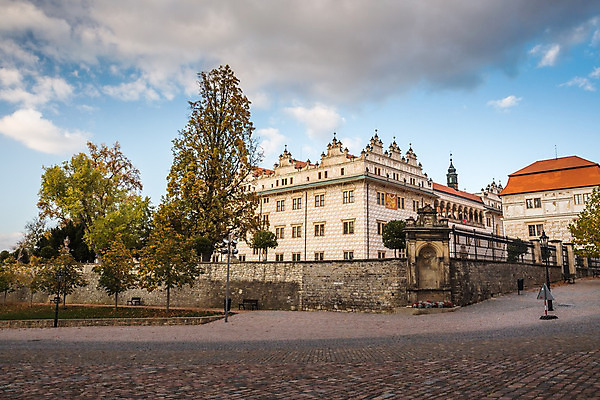 포토 JPG 해외이미지 외관 유럽 여행 건축양식 파노라마 사람없음 야외 건물 물 세계 놀람 궁전 세계문화유산 세계여행 역사 그래피티 맨션 분수 체코 기념물 동쪽 감탄 공화국 르네상스 바로크 보헤미아 옛날 우수 웅장함 특징 해외202004 해외포토 자연요소 건축물 건축 감정 나라 고건축 주택 촬영기법 표정 문화재 낙서 방향 절기 그림 파일형식 이미지허브