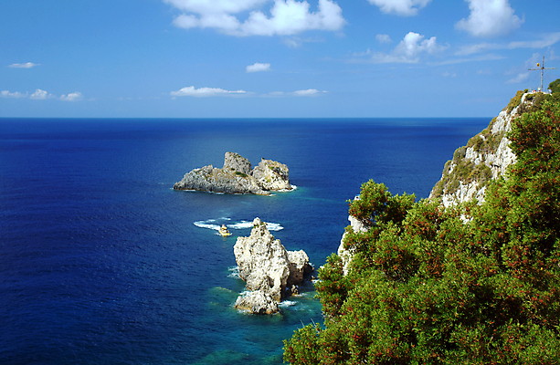 포토 JPG 해외이미지 외관 바다 섬 여행 자연 사람없음 물 파란색 태양 그리스 그리스인 코르푸 해외202004 해외포토 자연요소 서양인 유럽 컬러 생태계 파일형식 이미지허브