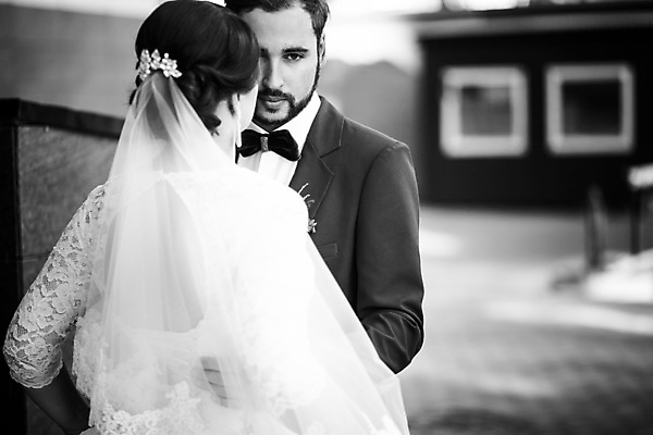 포토 JPG 해외이미지 모델 전통 커플 응시 감정 포즈 결혼 2 관계 신혼부부 남편 나비넥타이 수염 함께함 흑백 사랑 사람 정장 턱시도 성인 야외 두명 뒷모습 유행 검은색 수확 흰색 축하 운명 클래식 우아함 복고 베일 배려 심각 스타일 해외202004 해외포토 부부 시선 옷 뷰포인트 컬러 컨셉 농업 넥타이 촬영기법 이벤트 신혼 파일형식 이미지허브