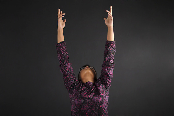 포토 JPG 해외이미지 직업 손 백그라운드 컨셉 비즈니스 통신 성공 실내 관리 한명 사람 성인 디지털 검은색 교사 칠판 잡기 업무 비즈니스우먼 목표 계획 심볼 검색 경영 해외202004 해외포토 1 여자 컬러 모션 내부 신체부위 작업 직장인 파일형식 이미지허브