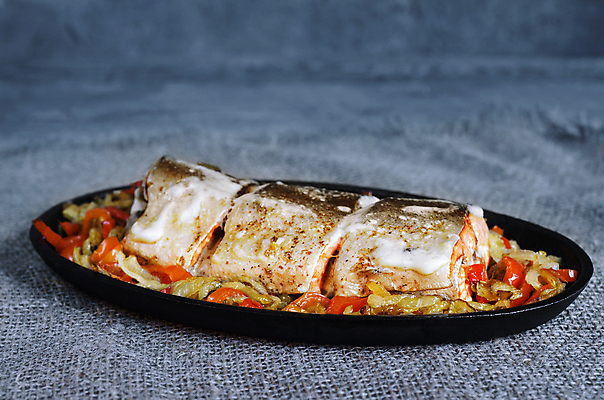 포토 JPG 해외이미지 음식 조각 백그라운드 다이어트 채소 표면 양파 건강 어류 요리 사람없음 가로 빨간색 파란색 식사 저녁식사 시골 신선 맛 굽기 삼베 해산물 향신료 유기농 매움 연어 후추 마요네즈 점심식사 불가리아 해외202004 해외포토 웰빙 컬러 컨셉 수중동물 소스_음식 구이 향미료 파일형식 천_직물 남유럽 이미지허브